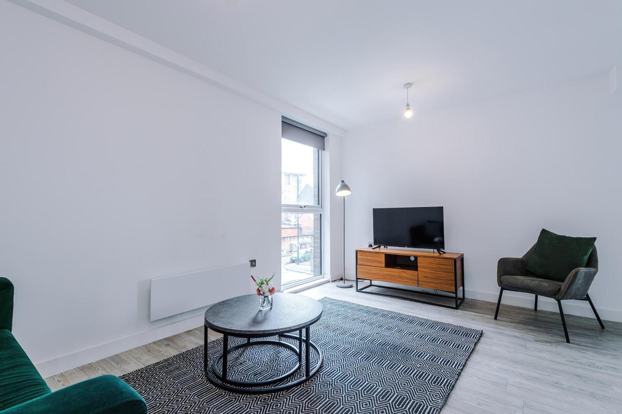 Modern 2 Bed Apartment With Balcony By Host A Home Manchester Esterno foto