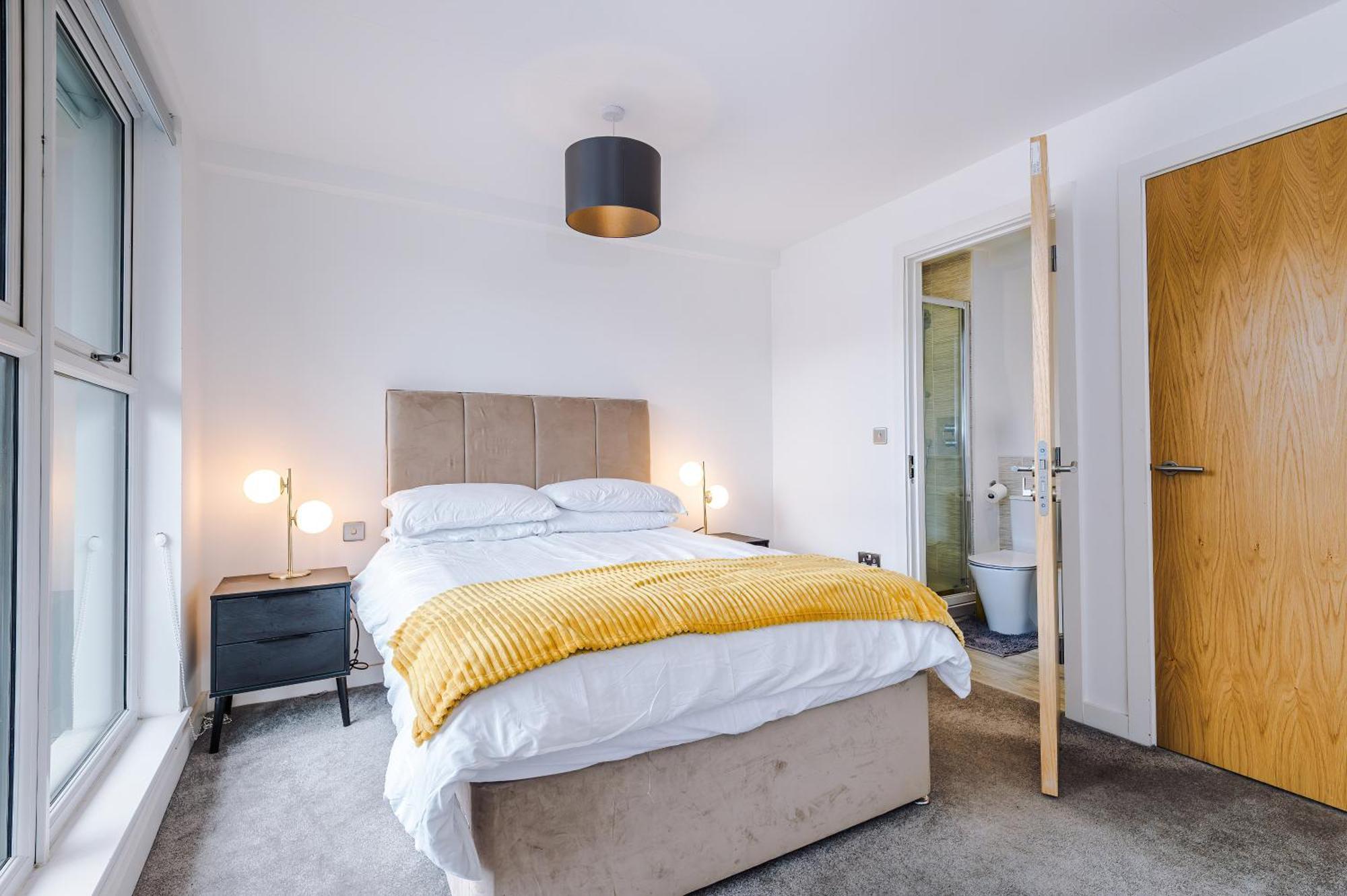 Modern 2 Bed Apartment With Balcony By Host A Home Manchester Esterno foto