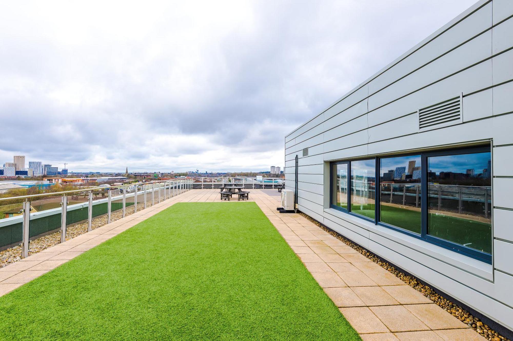Modern 2 Bed Apartment With Balcony By Host A Home Manchester Esterno foto