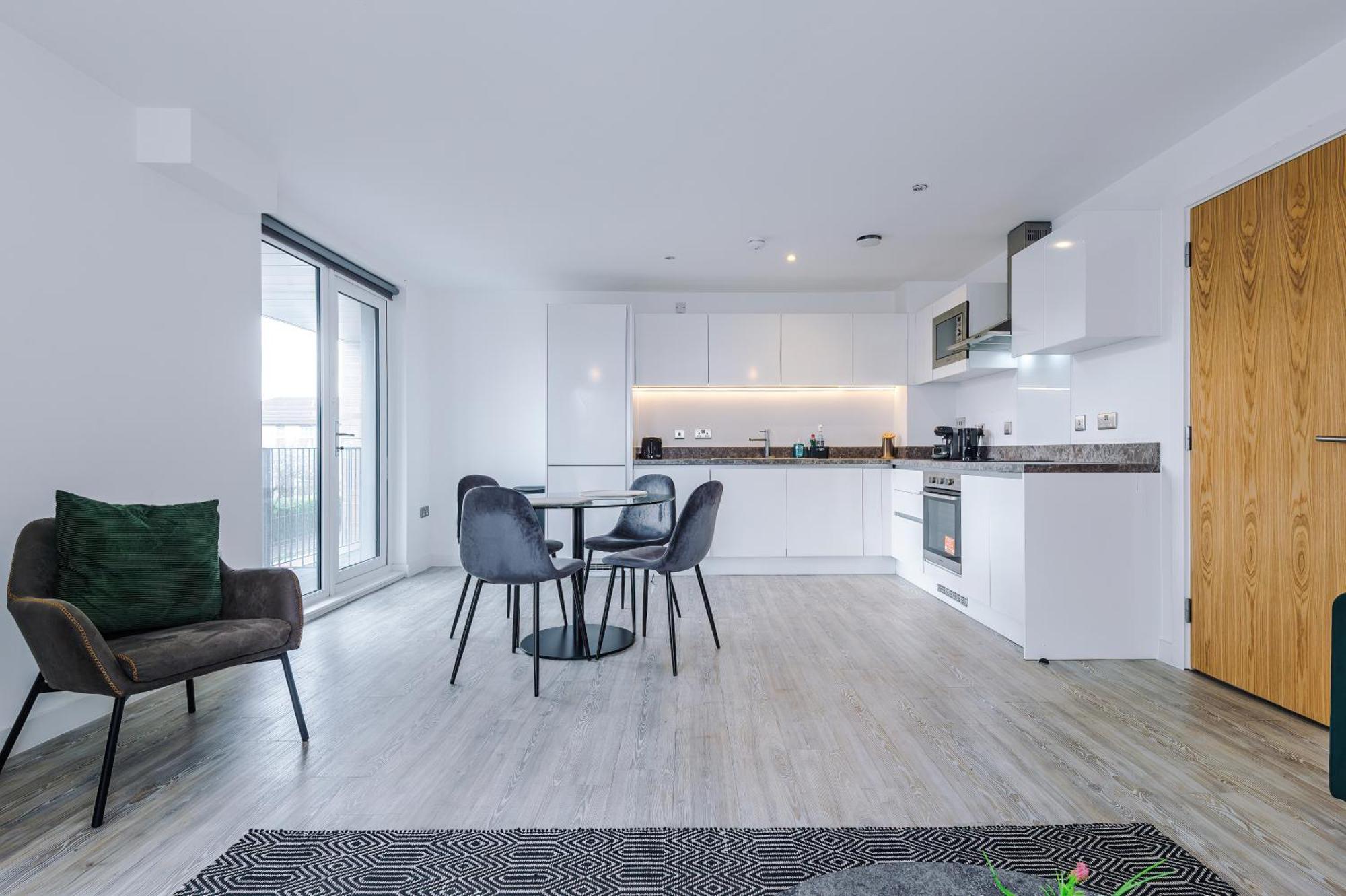 Modern 2 Bed Apartment With Balcony By Host A Home Manchester Esterno foto