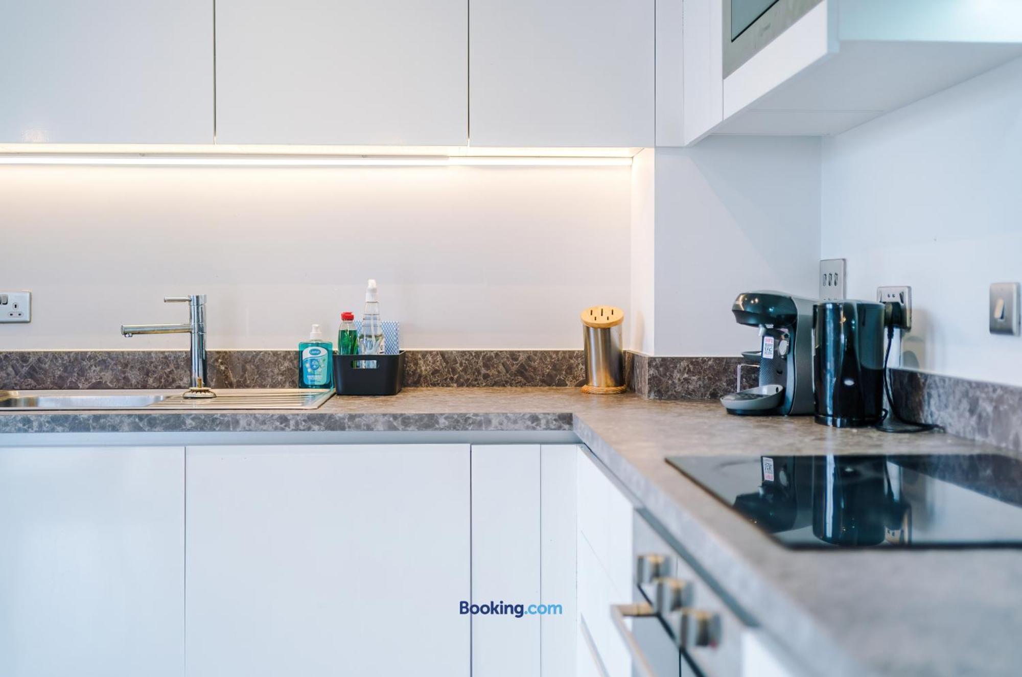 Modern 2 Bed Apartment With Balcony By Host A Home Manchester Esterno foto