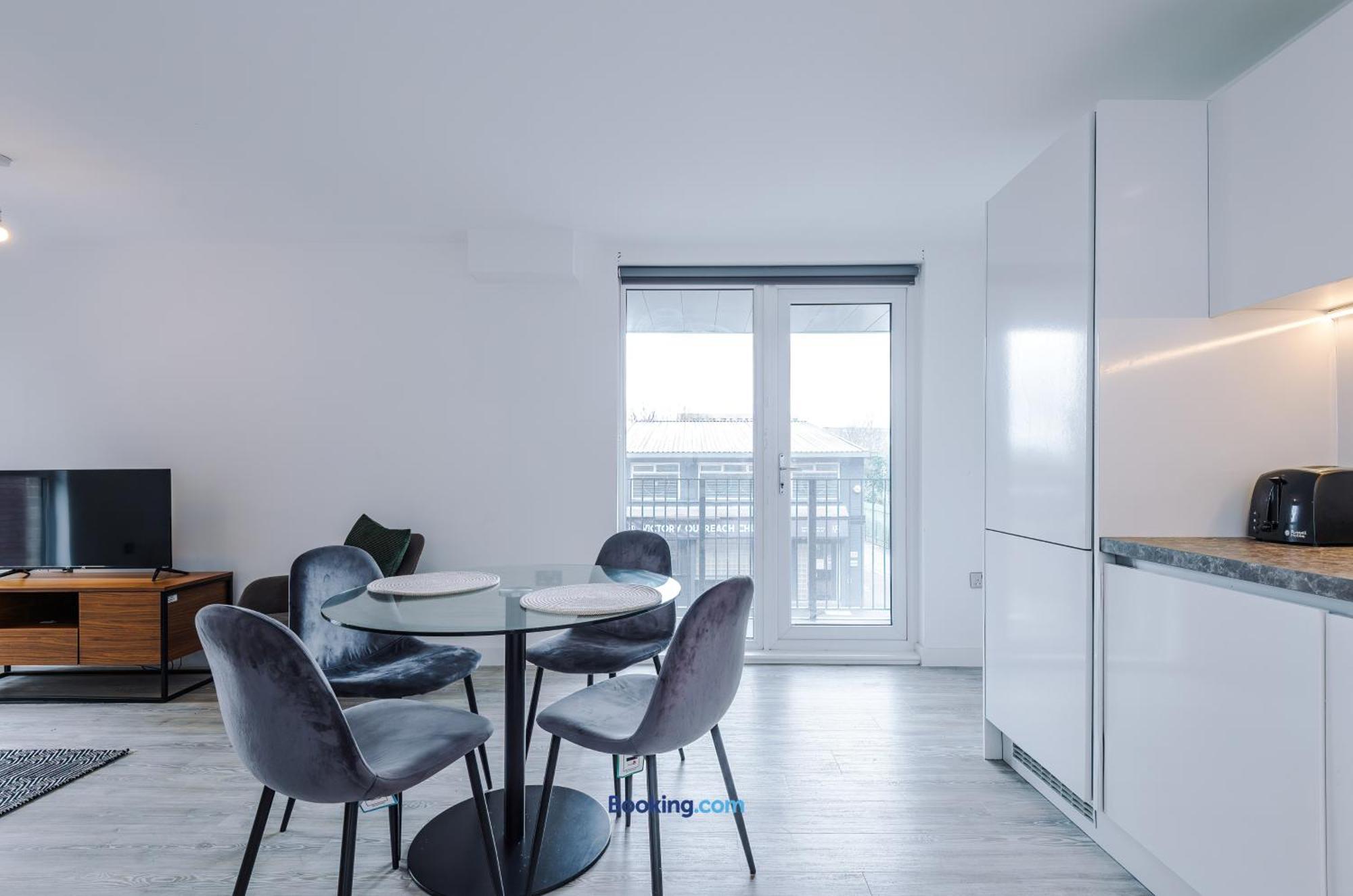 Modern 2 Bed Apartment With Balcony By Host A Home Manchester Esterno foto