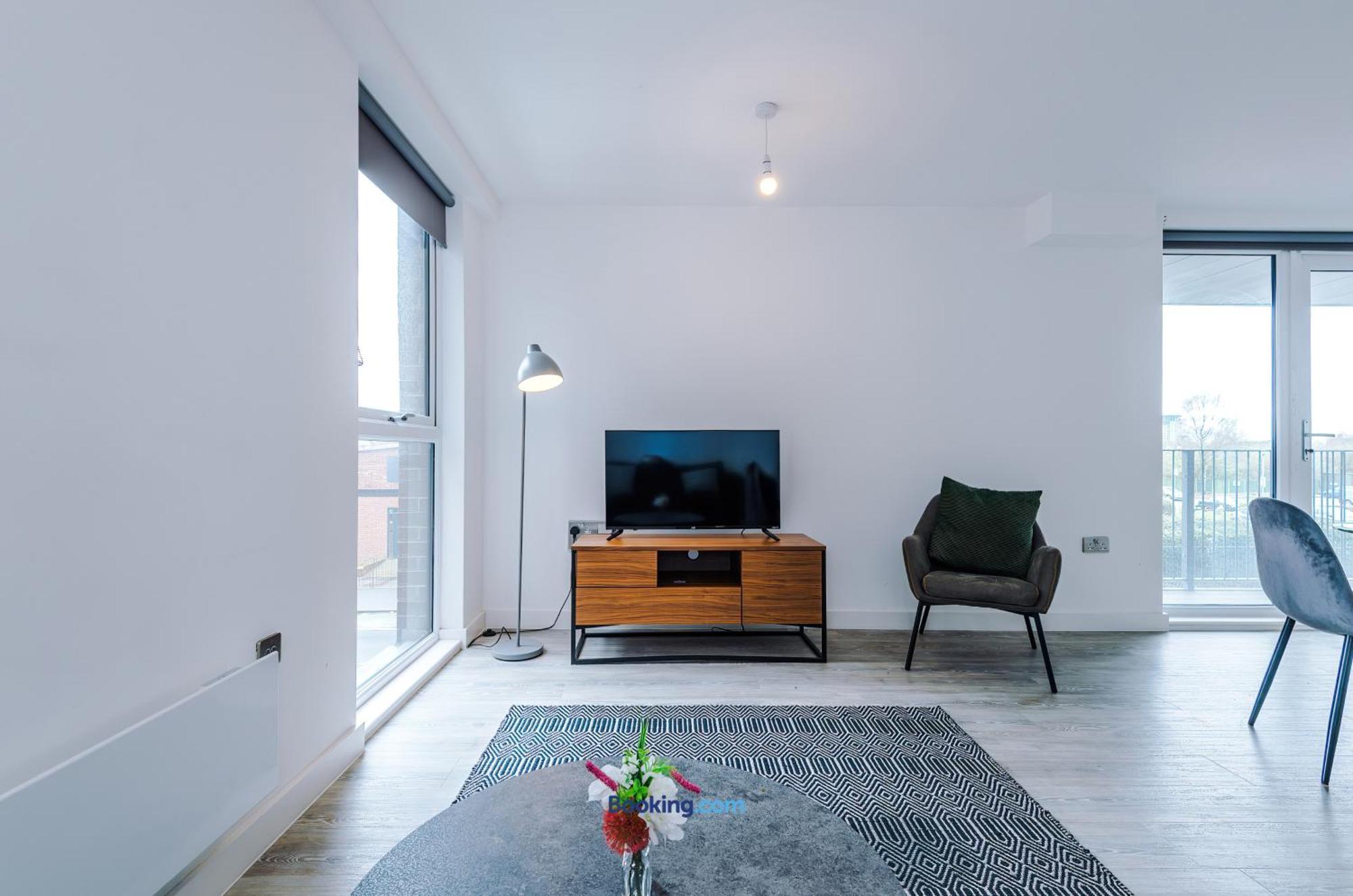 Modern 2 Bed Apartment With Balcony By Host A Home Manchester Esterno foto