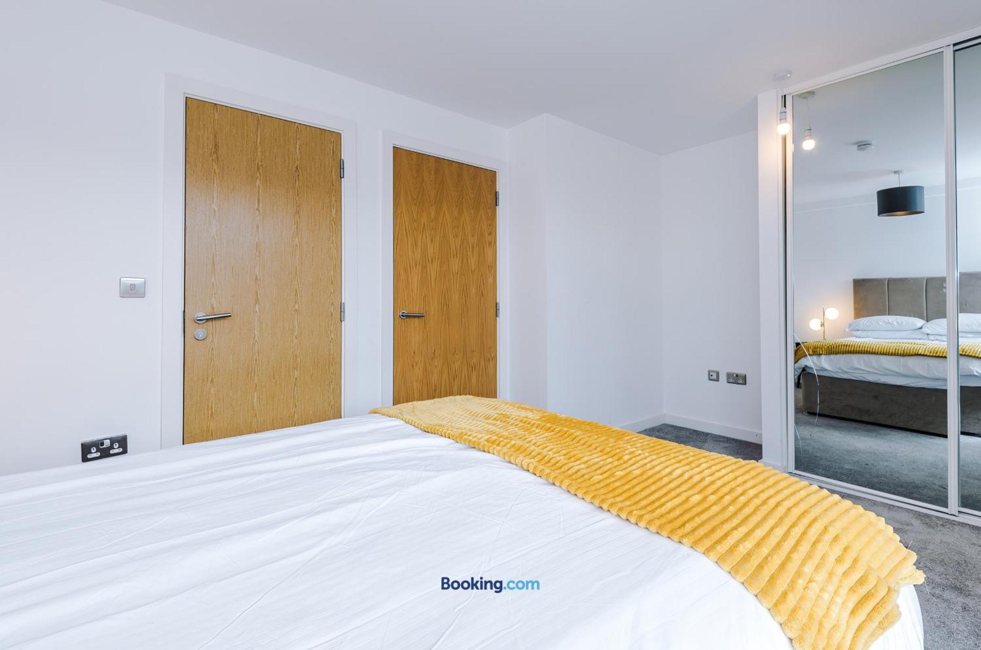 Modern 2 Bed Apartment With Balcony By Host A Home Manchester Esterno foto