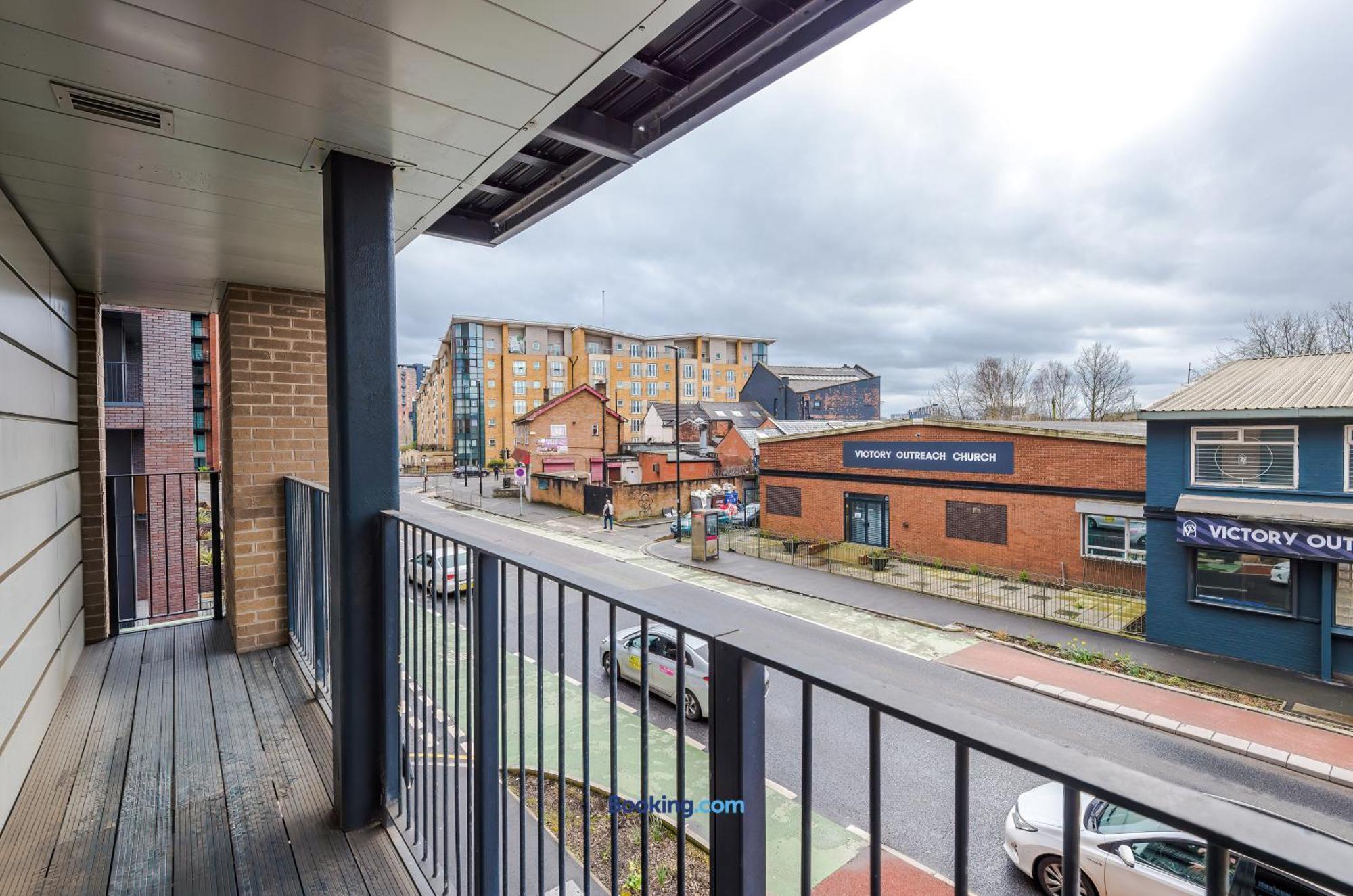 Modern 2 Bed Apartment With Balcony By Host A Home Manchester Esterno foto