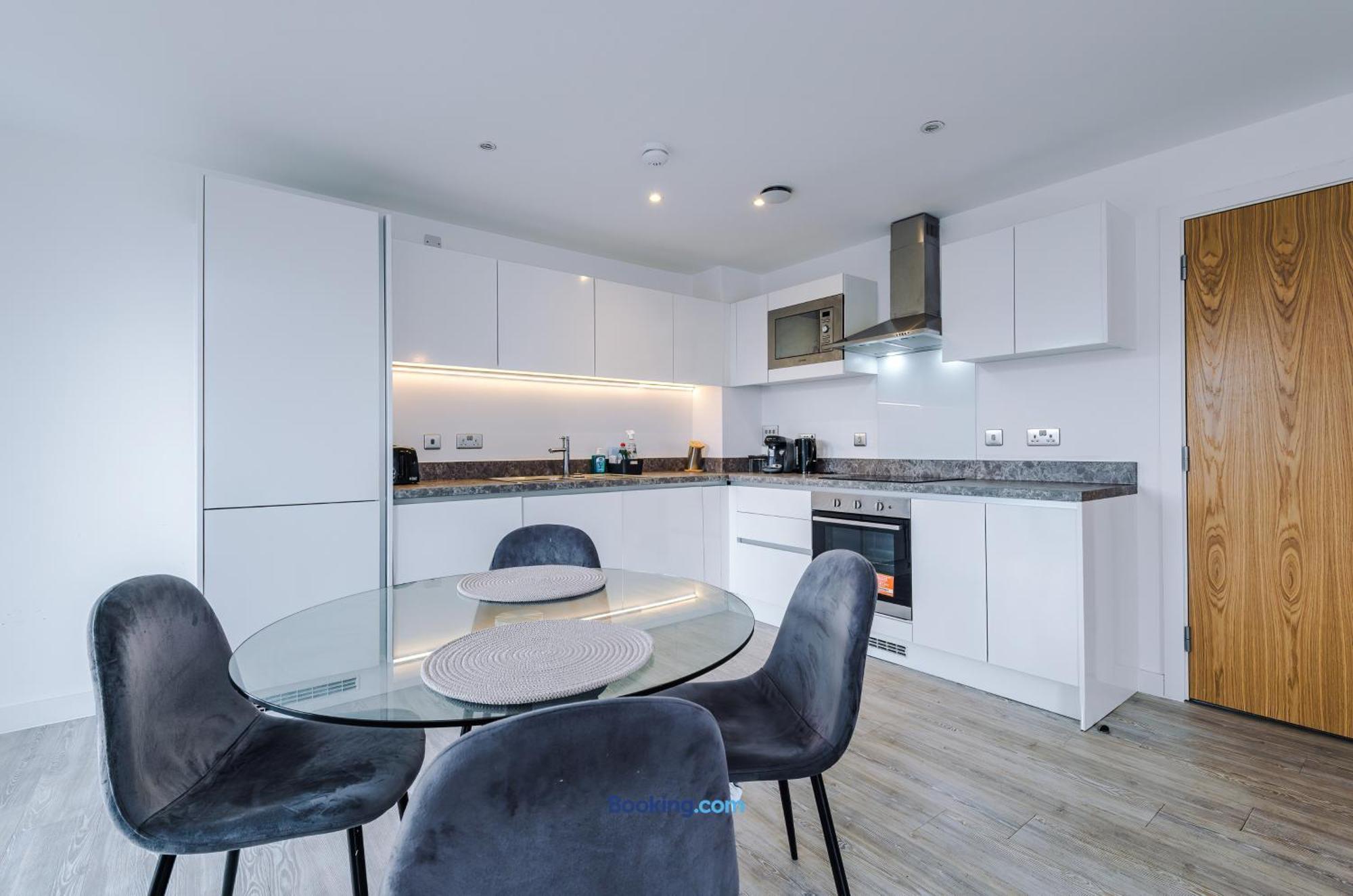 Modern 2 Bed Apartment With Balcony By Host A Home Manchester Esterno foto