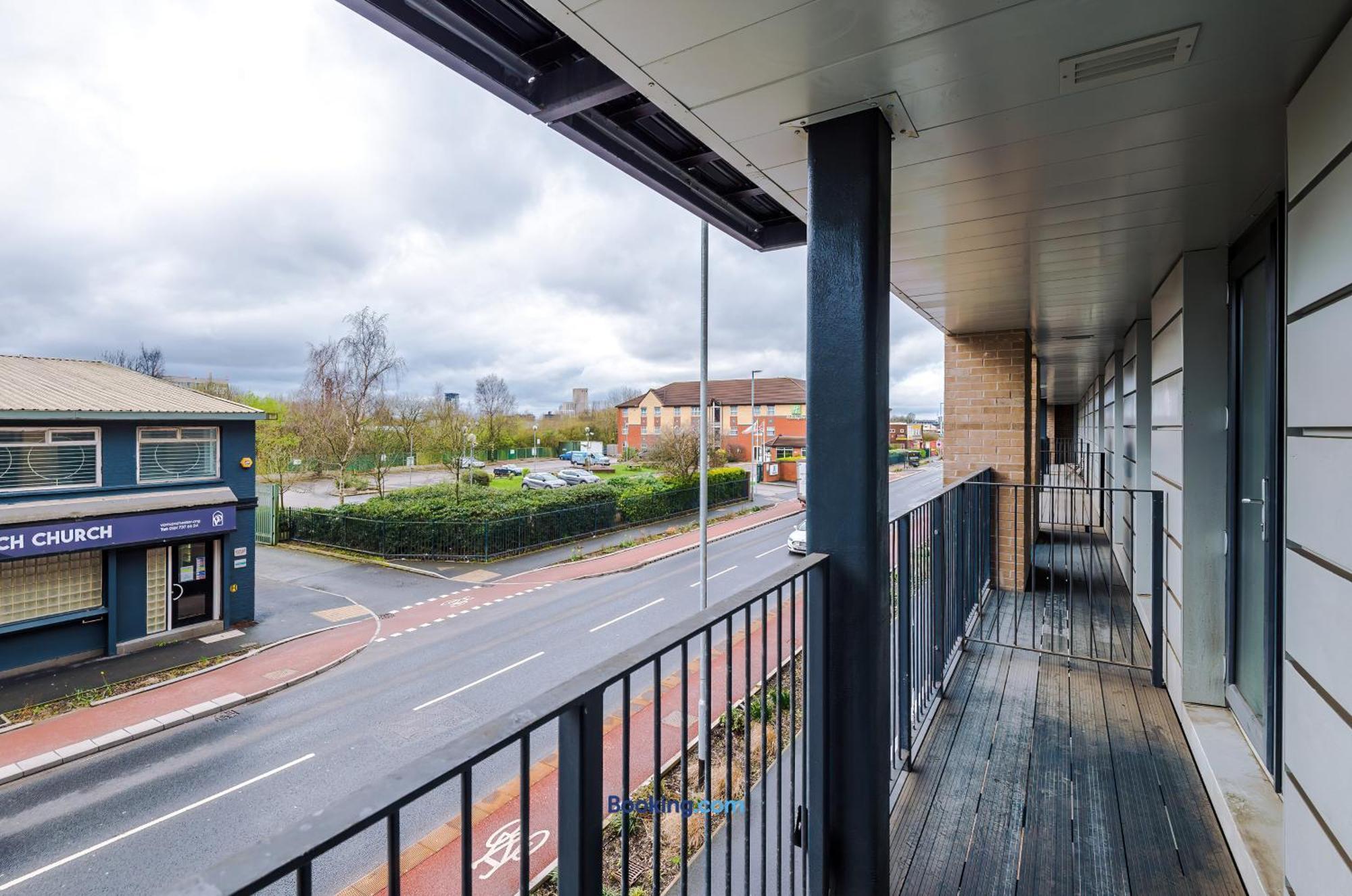 Modern 2 Bed Apartment With Balcony By Host A Home Manchester Esterno foto