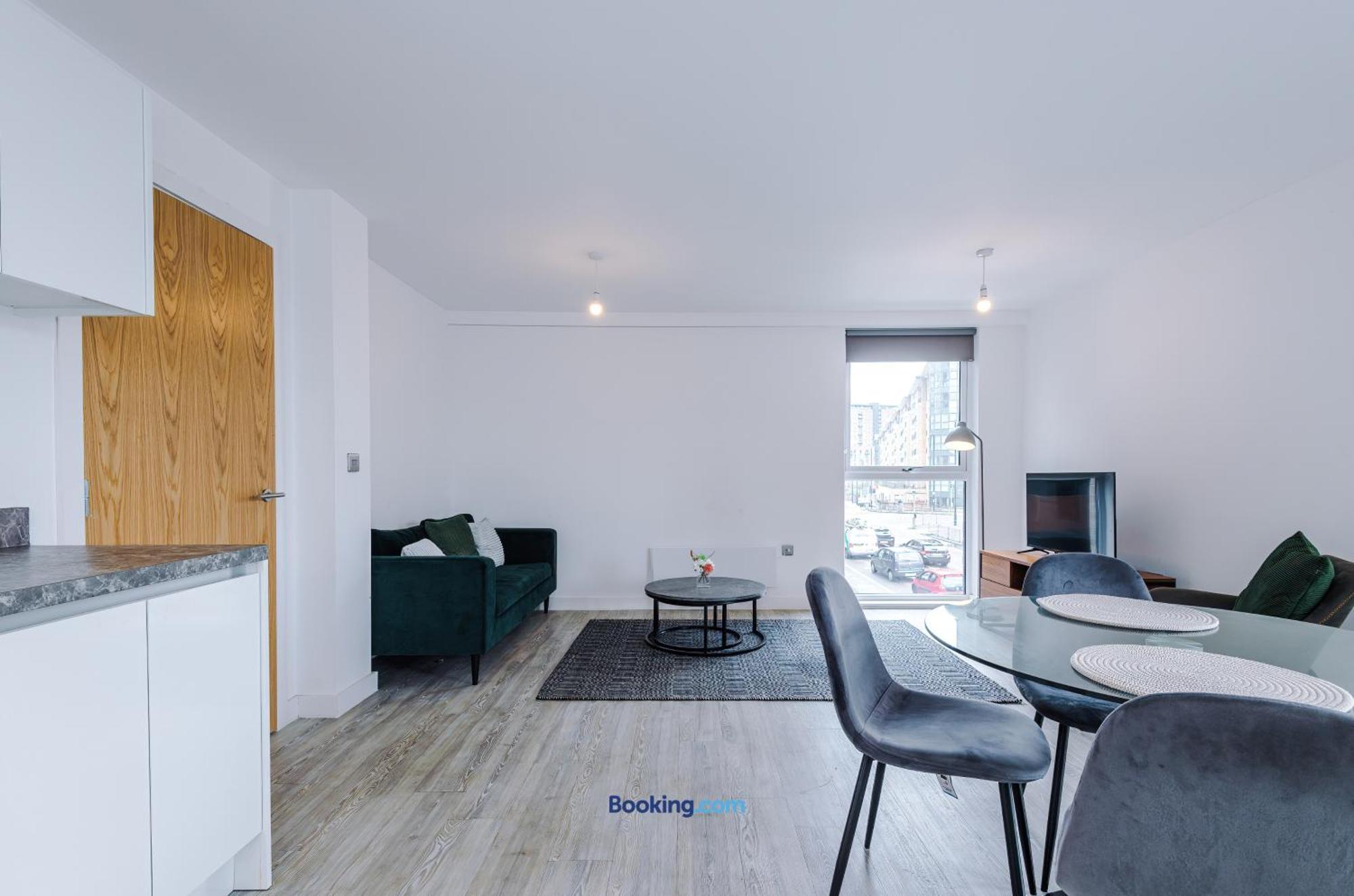 Modern 2 Bed Apartment With Balcony By Host A Home Manchester Esterno foto