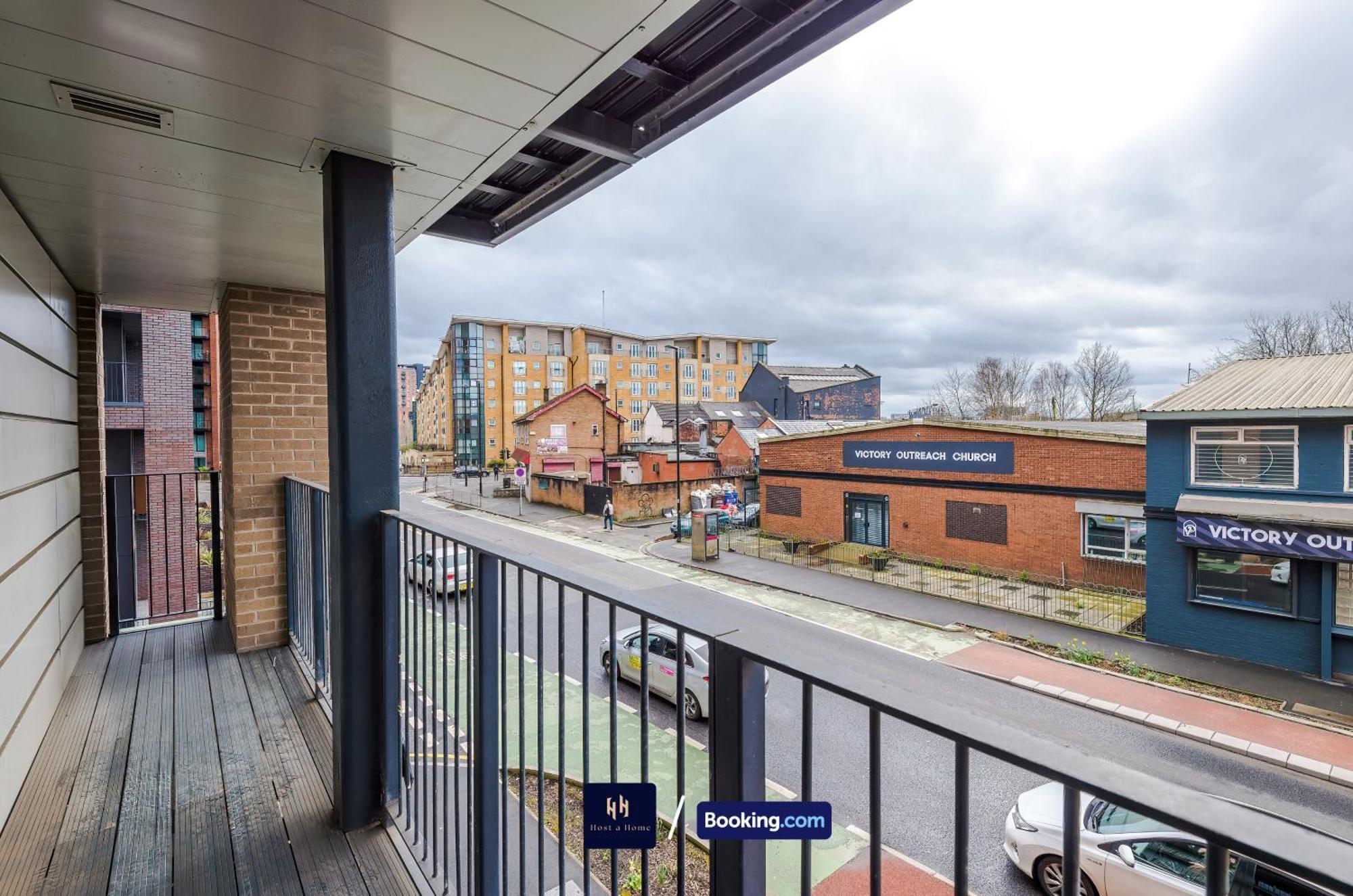 Modern 2 Bed Apartment With Balcony By Host A Home Manchester Esterno foto