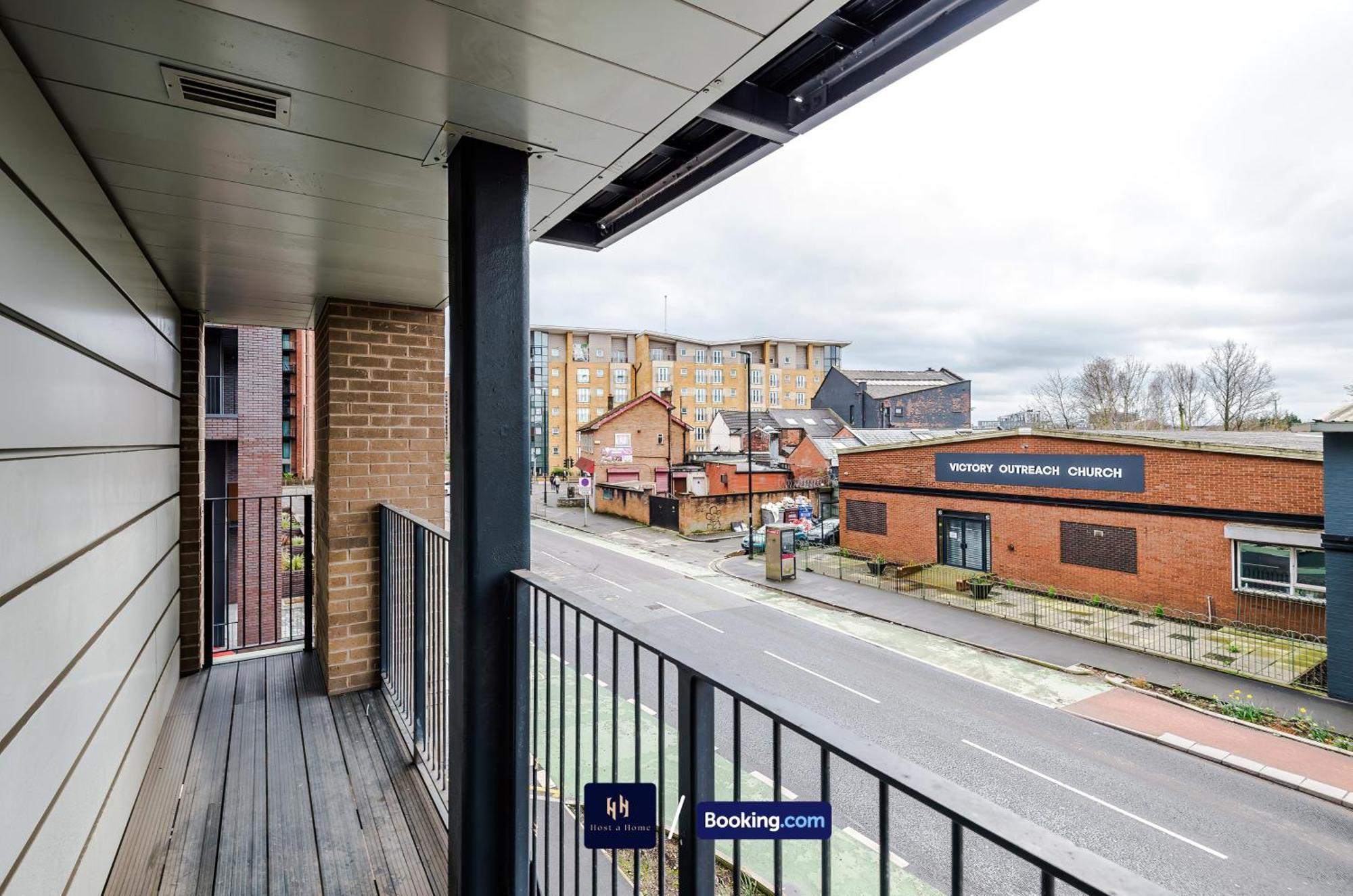 Modern 2 Bed Apartment With Balcony By Host A Home Manchester Esterno foto