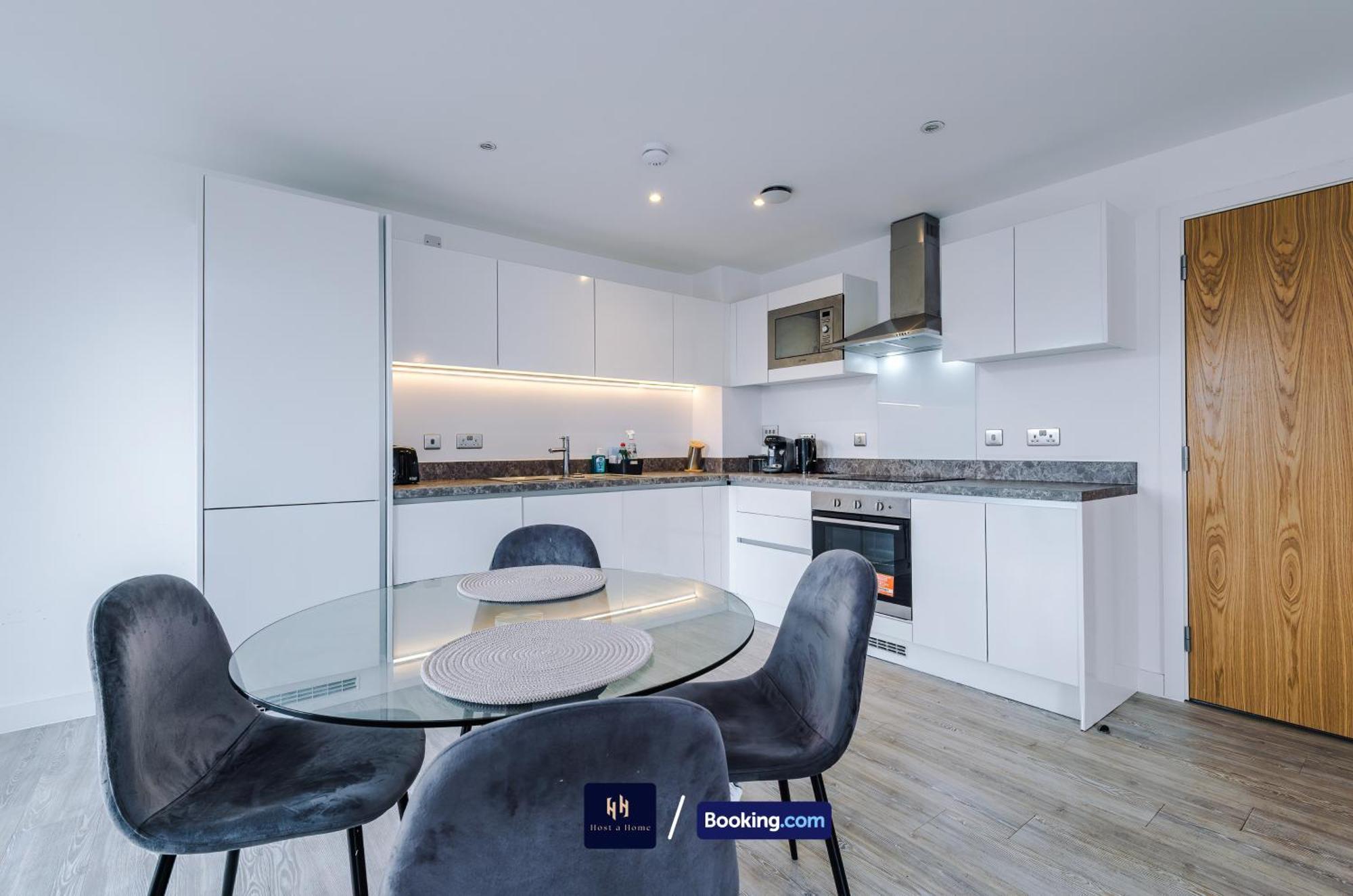Modern 2 Bed Apartment With Balcony By Host A Home Manchester Esterno foto