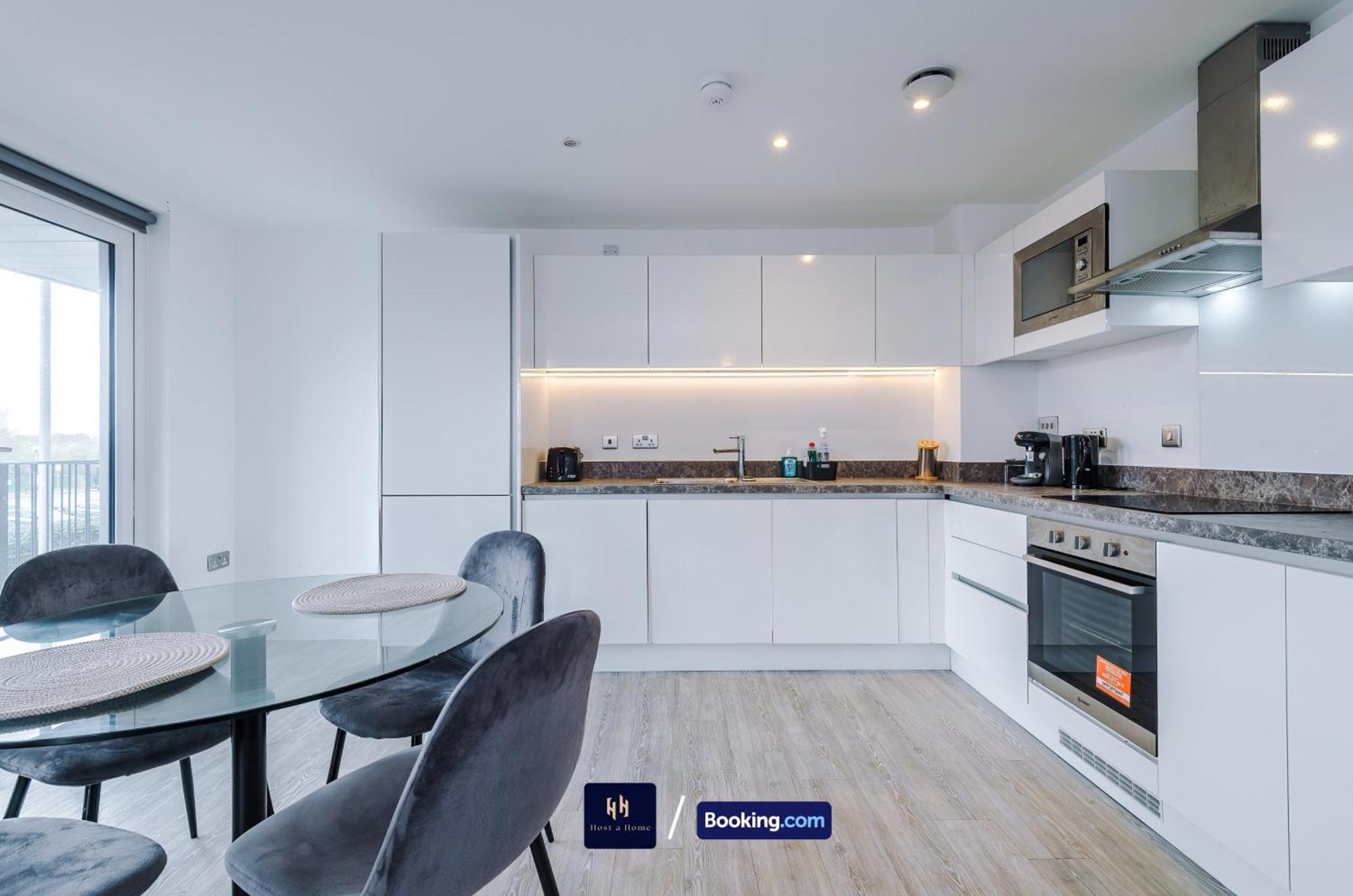Modern 2 Bed Apartment With Balcony By Host A Home Manchester Esterno foto