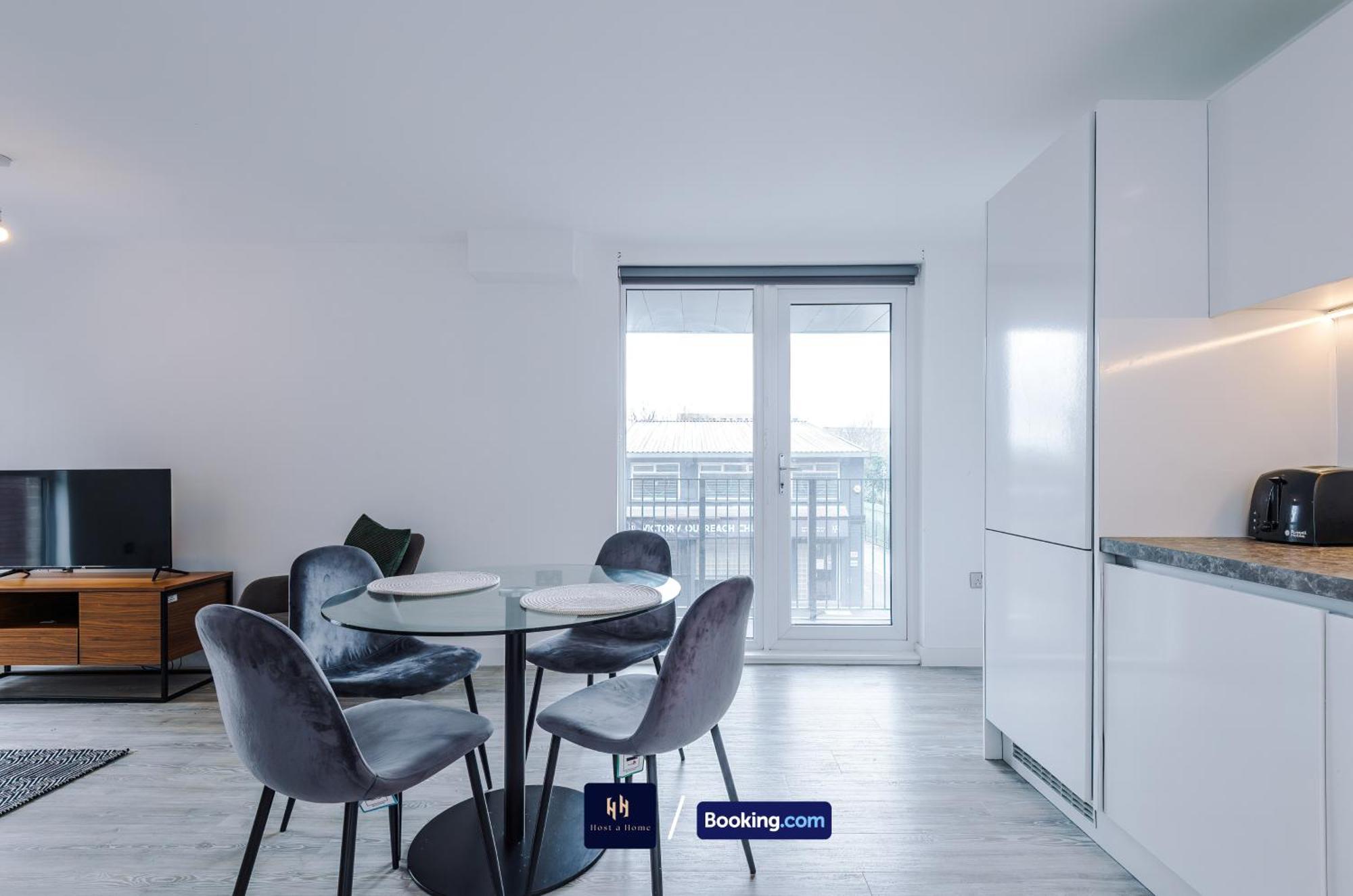 Modern 2 Bed Apartment With Balcony By Host A Home Manchester Esterno foto